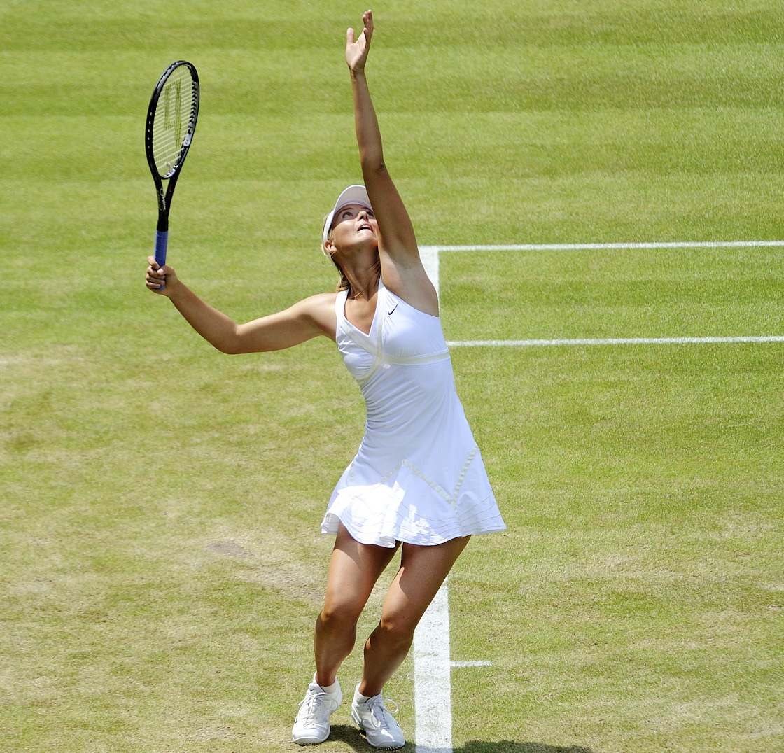 Maria_Sharapova_at_the_2009_Wimbledon_Championships_12